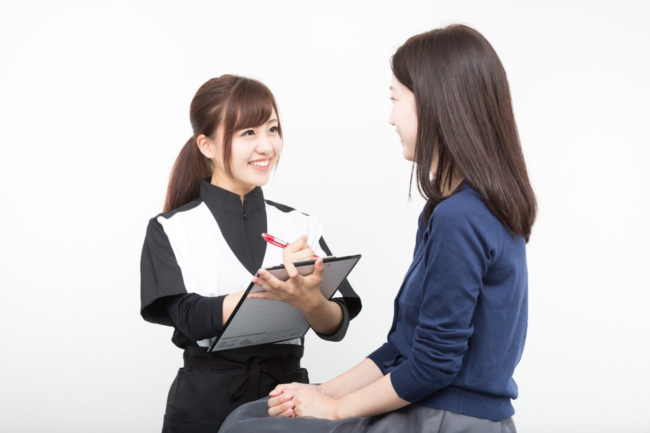 カウンセリングで院長と笑顔で話すお客様